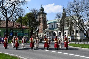 Polonezem na Rynku w Miechowie uczcili 231. rocznicę uchwalenia Konstytucji 3 Maja